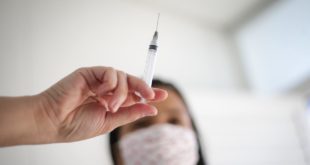 Refuerzo podría ampliar los efectos de las vacunas anticovid, sugiere estudio